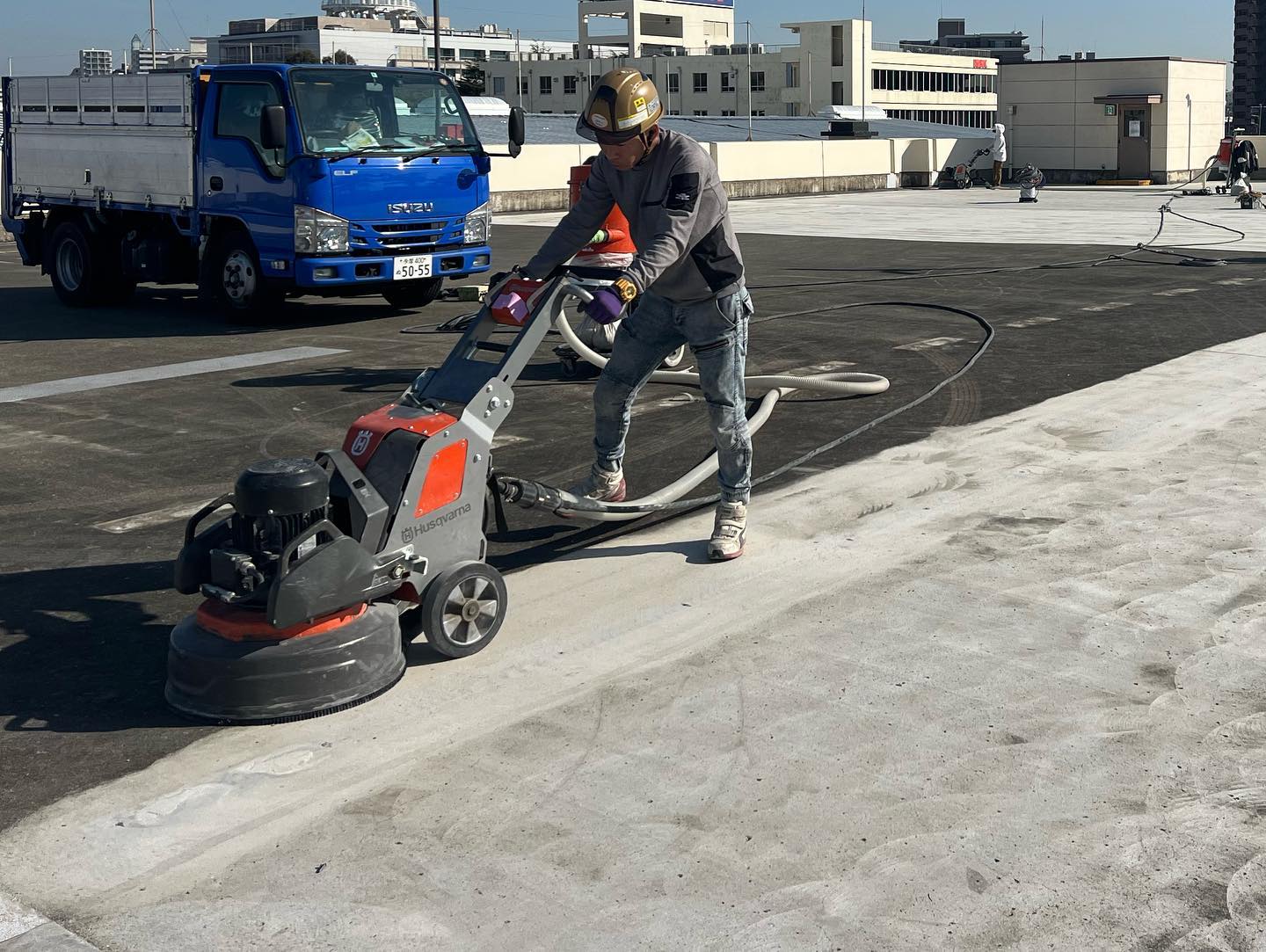 現在施工中の駐車場防水工事。まずは研磨作業から。#駐車場防水工事#超速硬化ウレタン塗膜防水#研磨#研磨職人#吹付屋#防水屋#株式会社ビルドテック